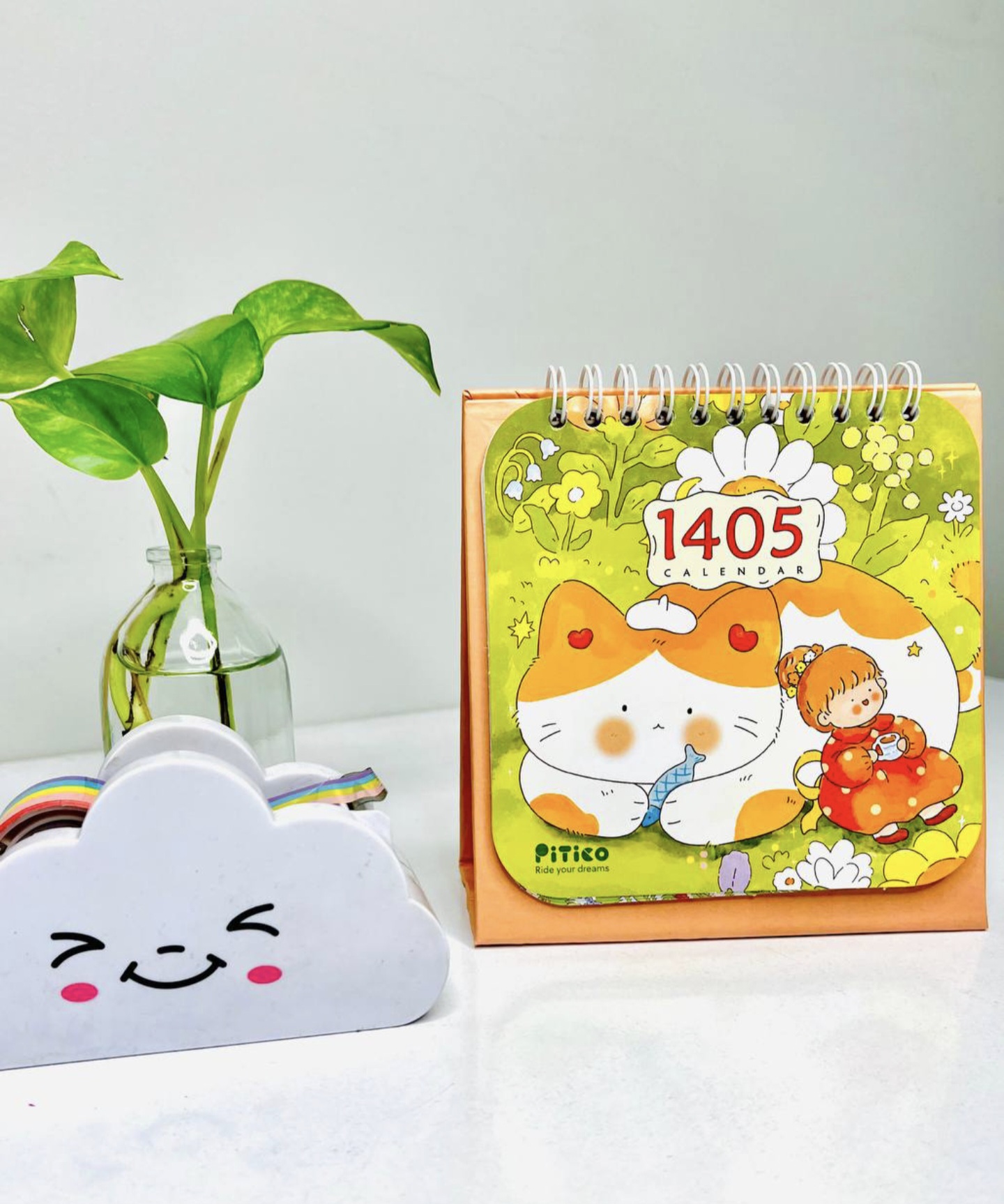 تقویم رومیزی سال ۱۴۰۵ پیتیکو دارای پارگی جزئی